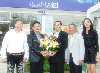 (L to R) Banchong Busarakamwong, president of Fairtex Pattaya, and Deputy Mayor Wutisak Rermkitkarn congratulate Songpol Chanmatkit, CEO of Direct Co., Ltd., and Rong Kaomulkadee, presenter of Wellness Electric Massage Chair Series 363. Actress Kotchakorn Nimakorn also offers congratulations.